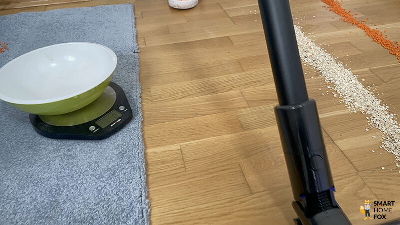 Vorbereitung des Reinigungstests mit Dreame Z40 Station – Schmutzsorten, digitale Küchenwaage und Testfläche auf Teppich und Hartboden.